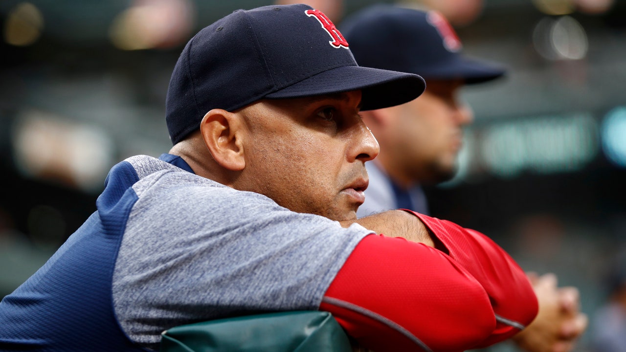 Cora gets new deal from Red Sox through 2021 season